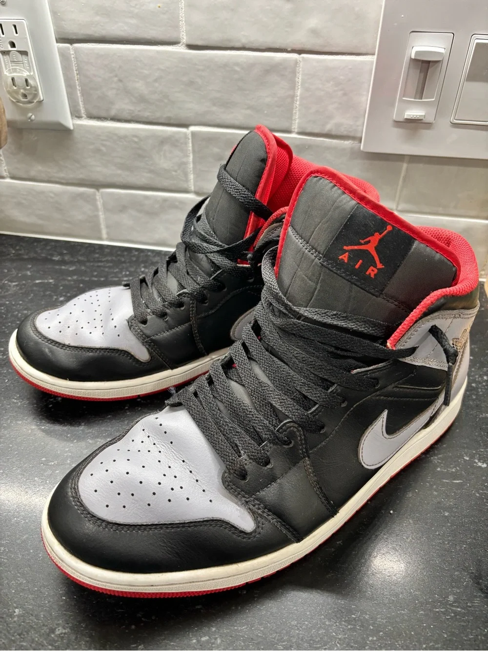Nike Air Jordan 1 Mid Bred Shadow Black Grey Red Men’s Size 11 Retro